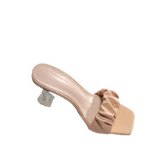 Flat sandals with straps